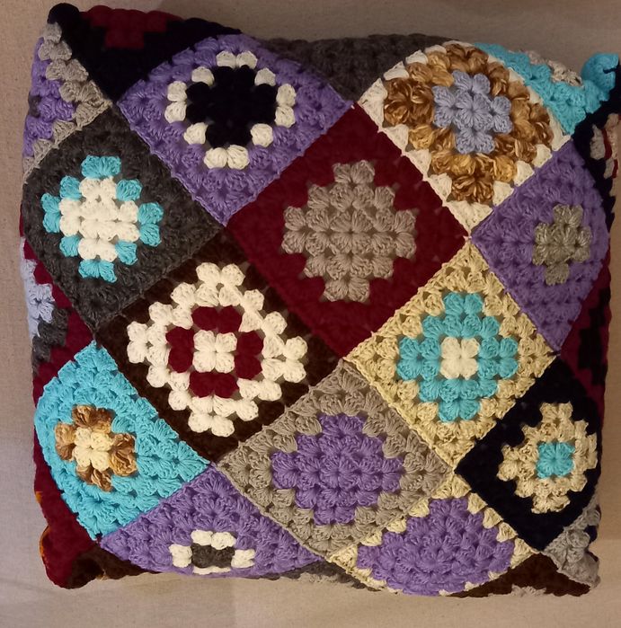 4 perne noi lucrate manual,cu fete detasabile si 1 fixa.Se incheie cu