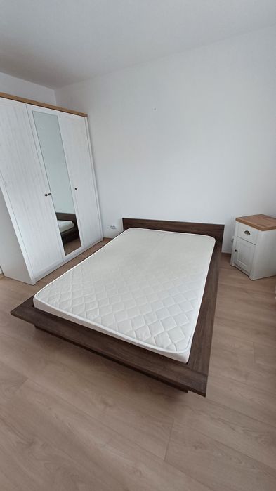 Cadru pat japonez + 2 noptiere + comodă 6 sertare