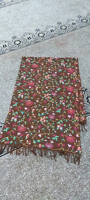 Нов вълнен шал бродерия