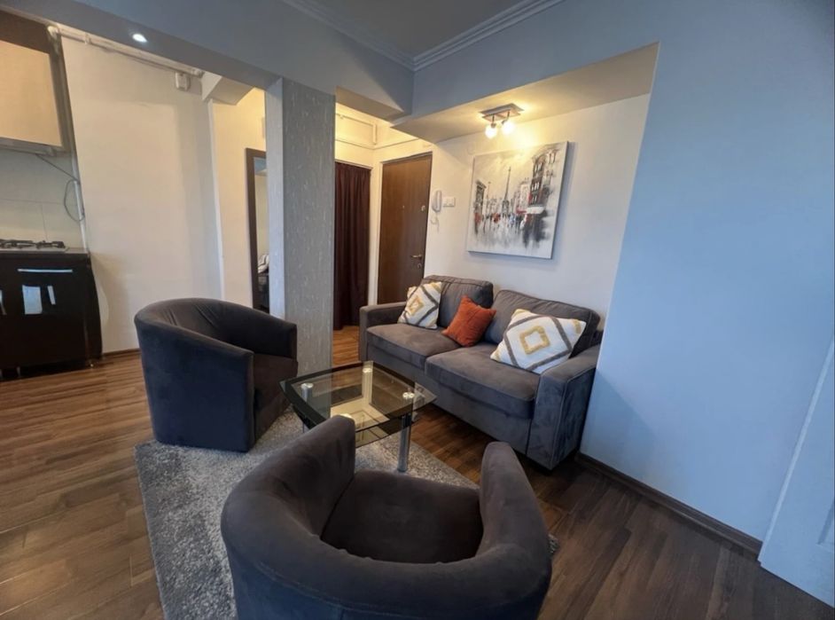 Apartament cu 2 camere si balcon deasupra la Mc Donalt de inchiriat zona centrala !