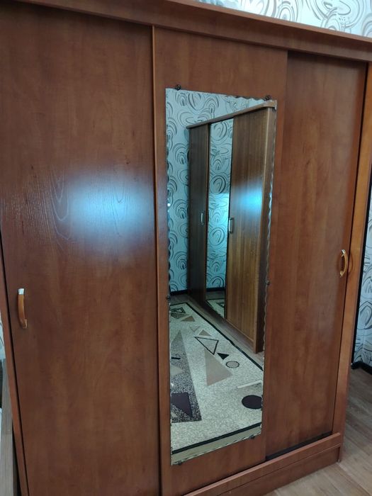 Продается шифоньер, купе.