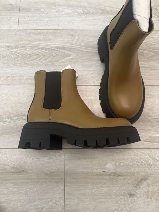 ботинки челси на массивной подошве.