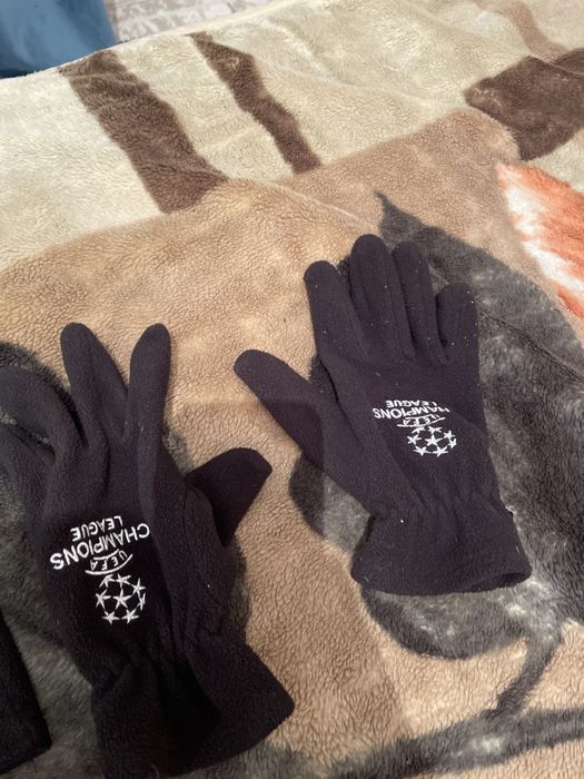 Продается футбольные снуд и перчатка