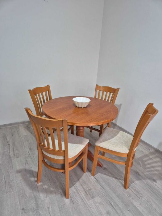 Масивна трапизна маса със столове