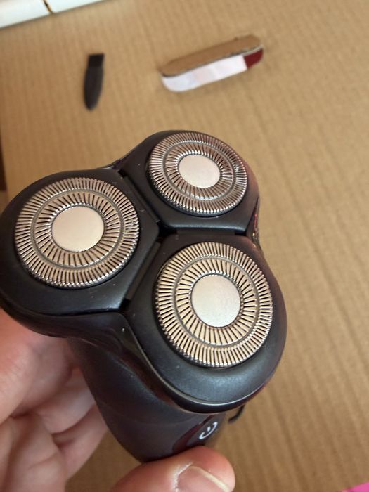 Aparat de ras rotativ