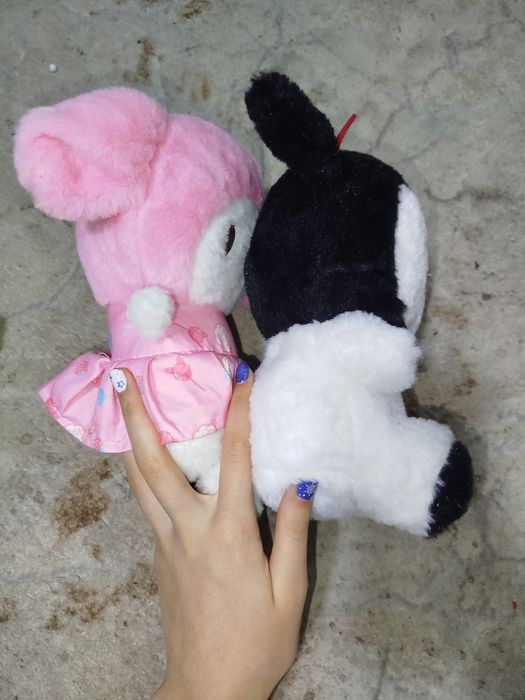 Мягкие плюшевые игрушки в виде Мелони и Куроми.