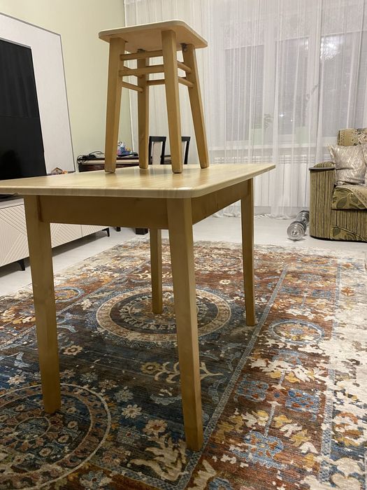 Продам стол обеденный с 4 табуретами