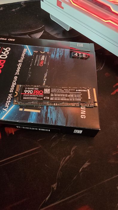 Продавам nvm Samsung 4 TB