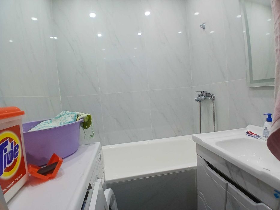 Строитель Напротив Алтындар