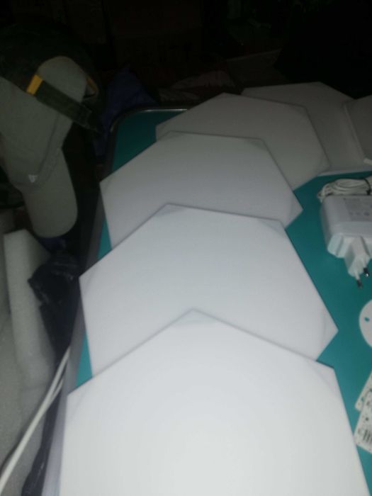 Nanoleaf Shapes Hexagon Starter Kit - пълен комплект от 9 Смарт LED светлинни панелa, контролер и аксесоари (като нови)