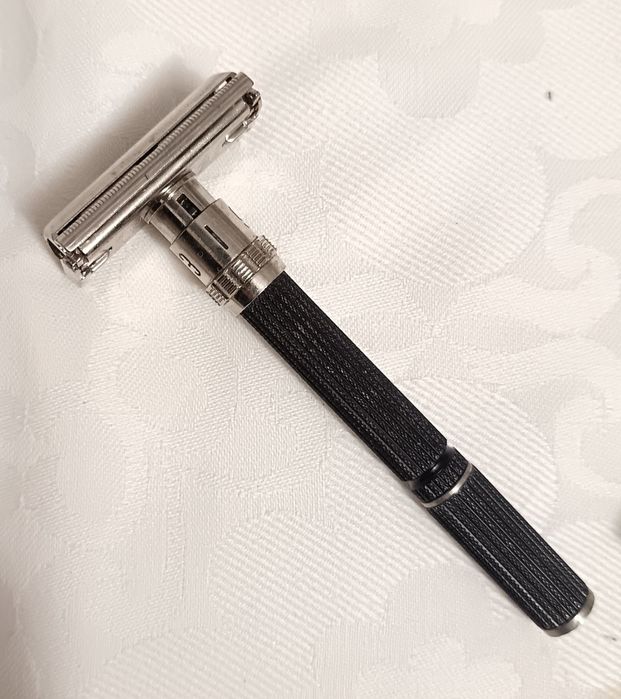 Рядък модел самобръсначка Gillette Super Adjuatable "Black Beatu" 1974 година.