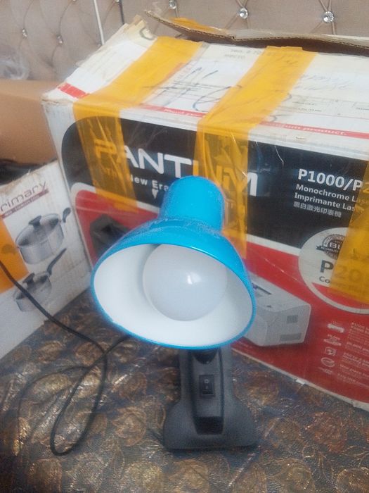 Продам настольную лампу на прищепке
