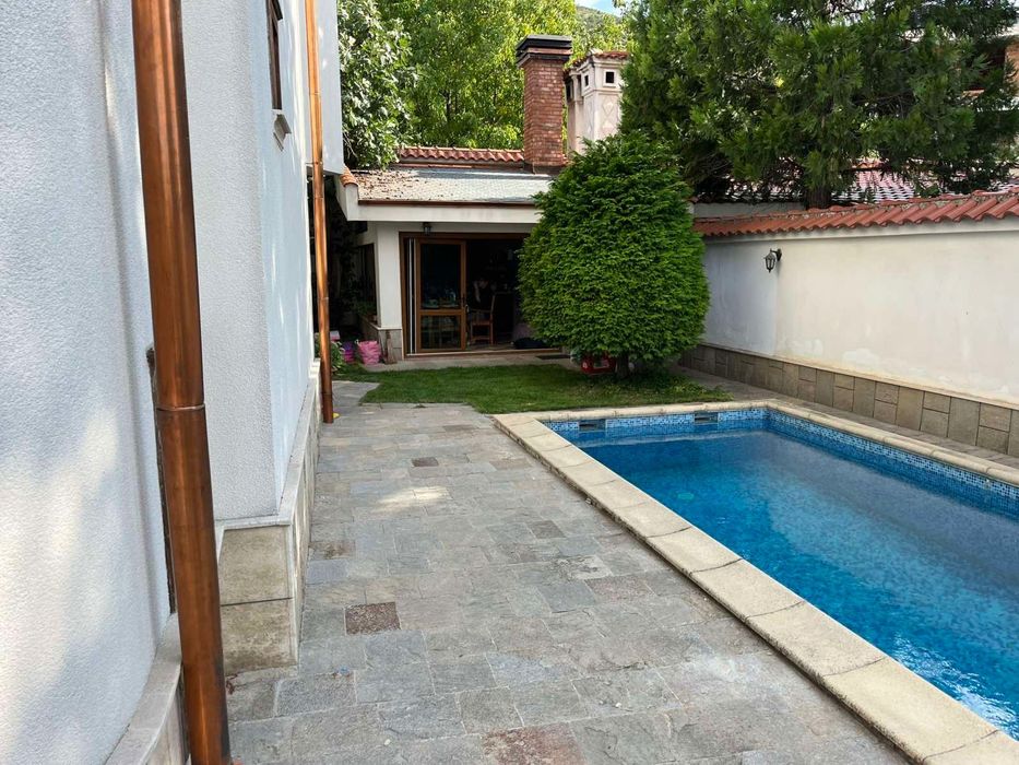 Три етажна вила в Марково