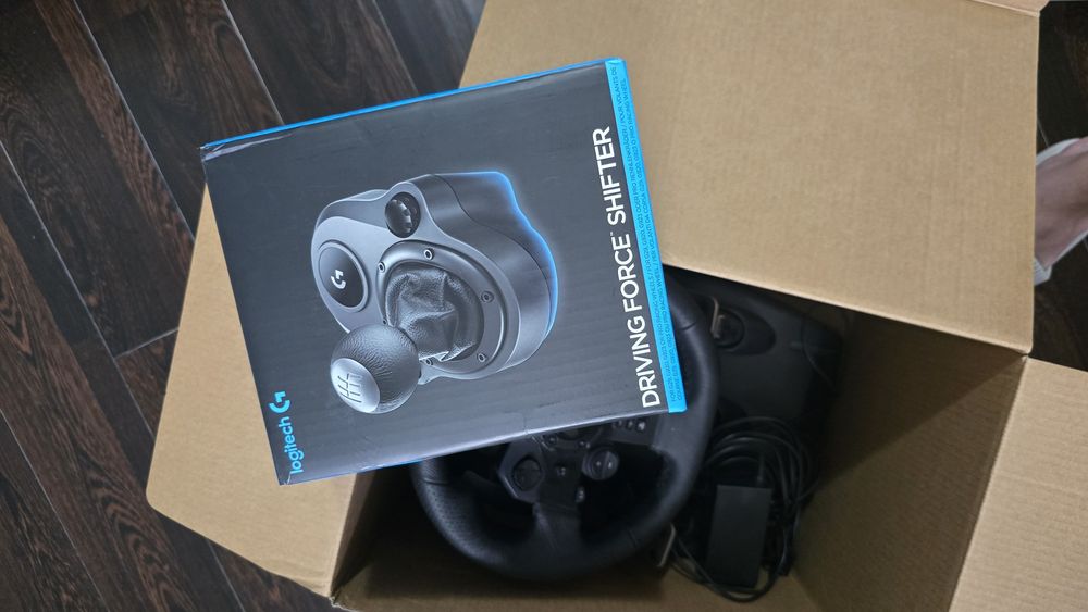 Logitech G923 + Pedale + Schimbător Logitech Driving Force Shifter