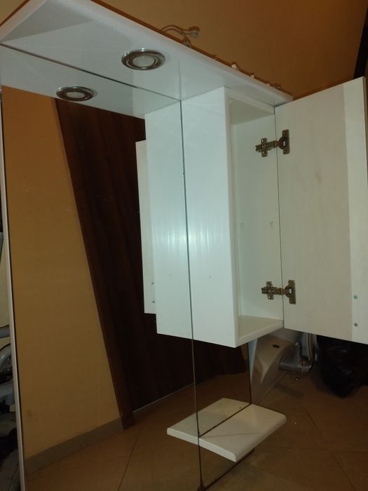 Продавам горен шкаф за баня с огледало.