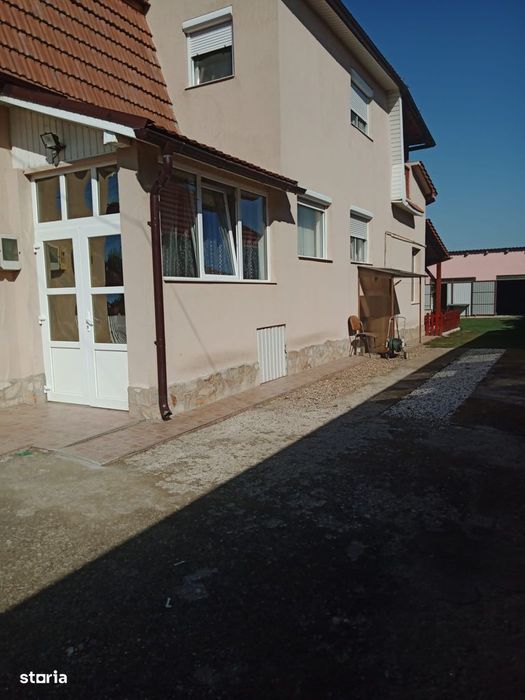 Casă spațioasă cu etaj și teren generos, zona urbană