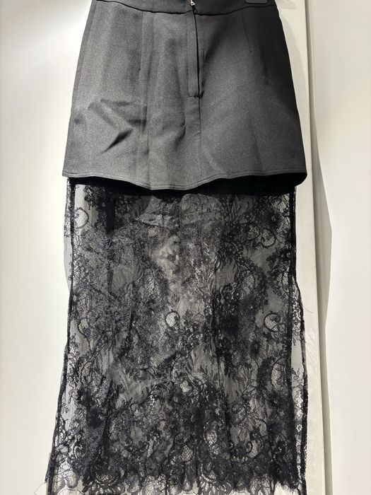 Черна пола с дантела