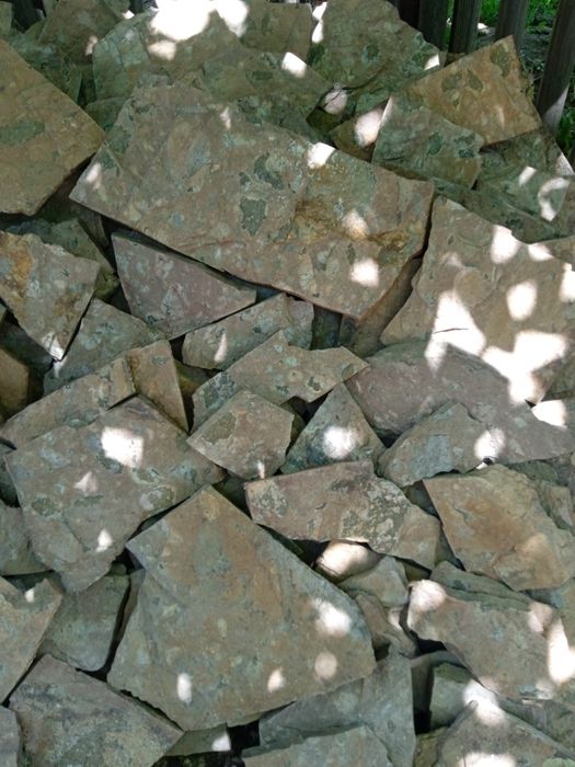 Горный рванний камень