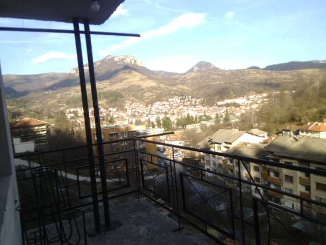 Продавам  ТРИЕТАЖНА  МАСИВНА КЪЩА на 500 м от центъра на гр. Тетевен