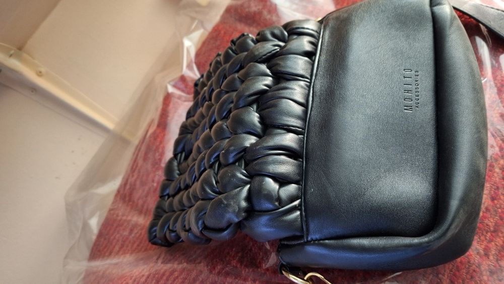 Продавам дамска чанта, черна,