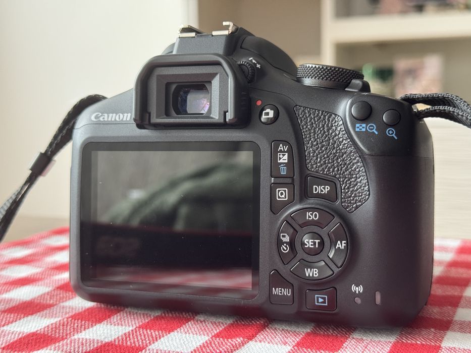 Фотоапарат Canon 2000D с обектив EF-S 18-55 |||