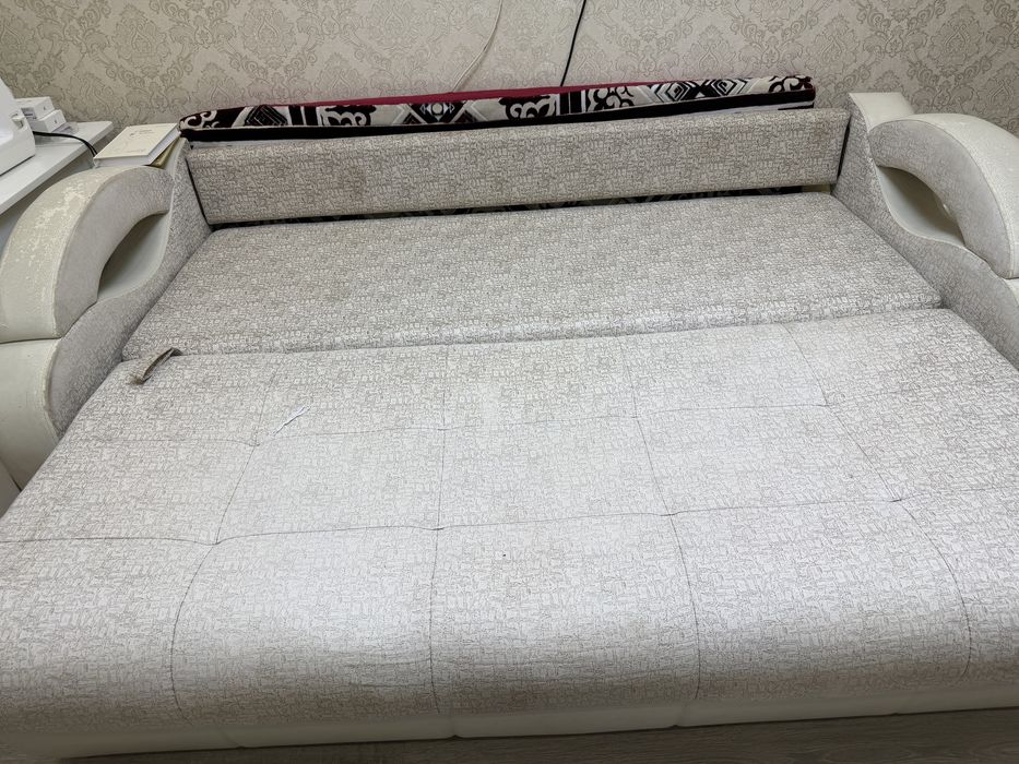 Продам молочный диван в Караганде. Б/у