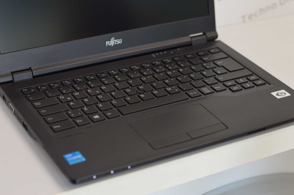 Лаптоп Fujitsu LifeBook E5411 - Intel Core i3-1115G4 / 16GB RAM DDR4 / 256GB SSD