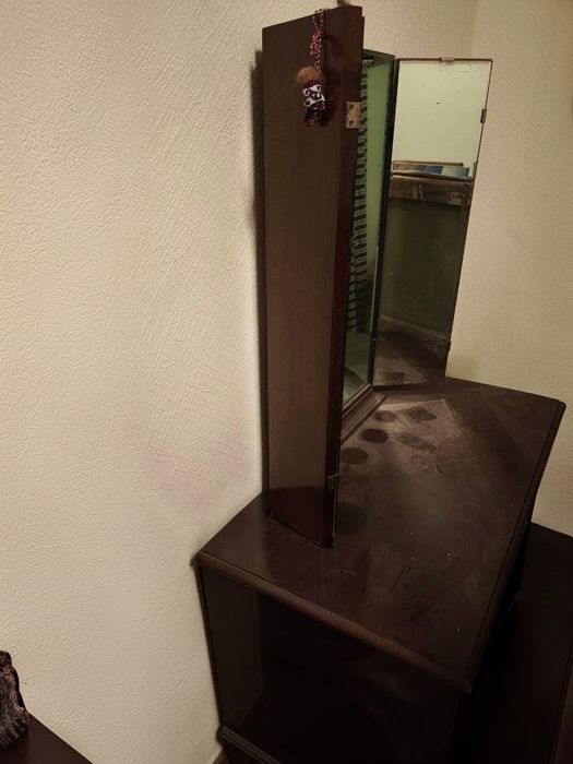 Продается трюмо советское в хорошем состоянии с пуфиком