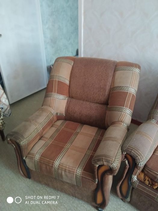 Продаётся диван с 2 креслами