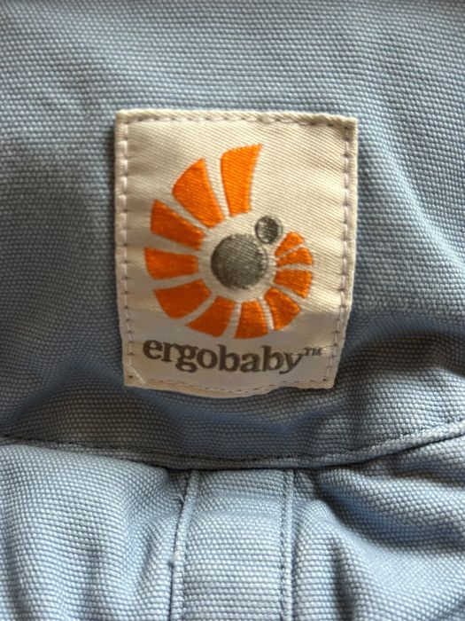 Marsupiu ErgoBaby Omni 360 Blue Daisies