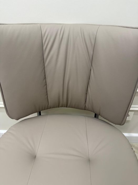 Продам шткарный кухоный стол