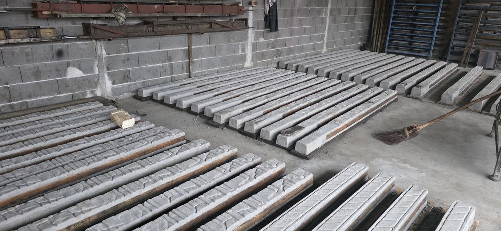 Matrite profesionale placi gard beton, macara si masa vibranta