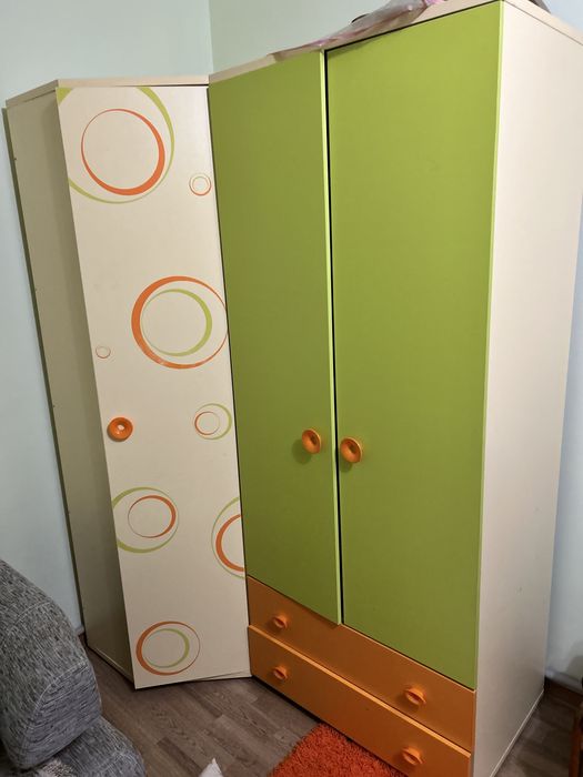 письменный стол , шкаф гардероб  и ковер