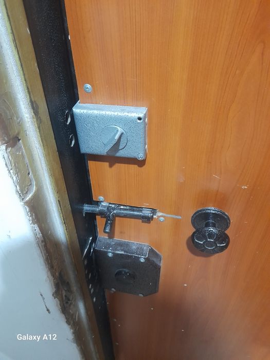 Железная дверь..