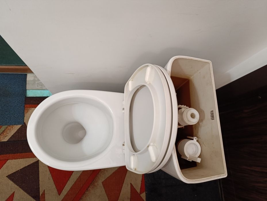 Продавам тоалетна чиния