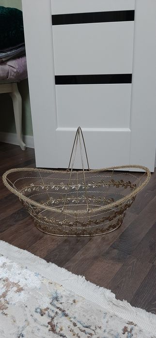 Металлическая плетенная корзина