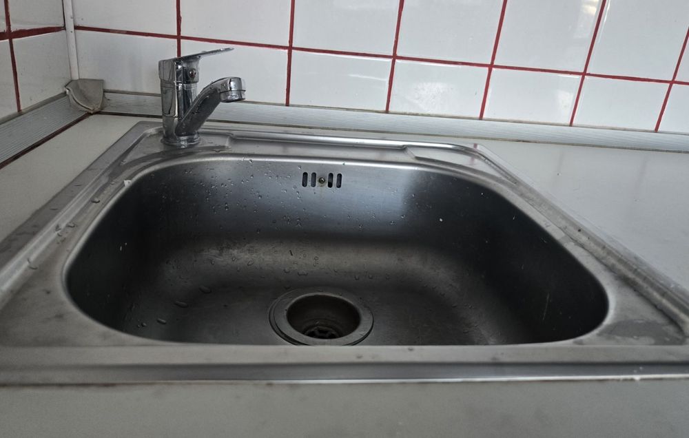 Продавам кухня в червено и сиво