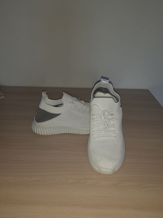 Кроссовки белые, летние.