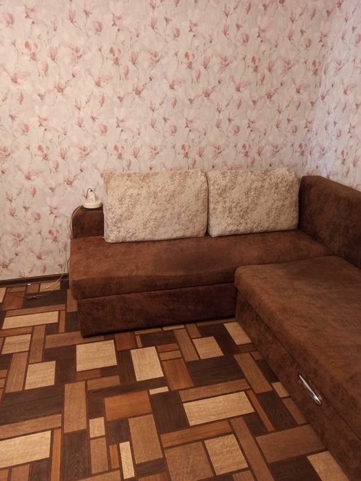 Продается угловой диван б/у в хорошем состоянии 2.70х2.00 метра. Торг.