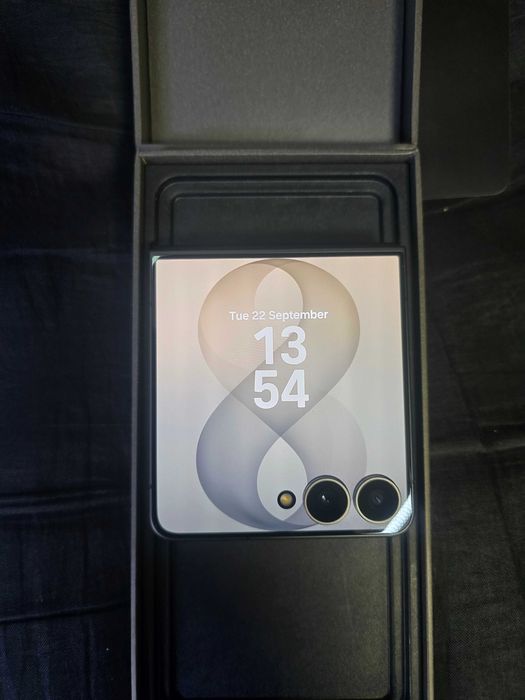 Samsung Galaxy Z flip 8 Graphite