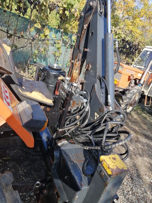 Brat excavat la tractor o722_633_84o