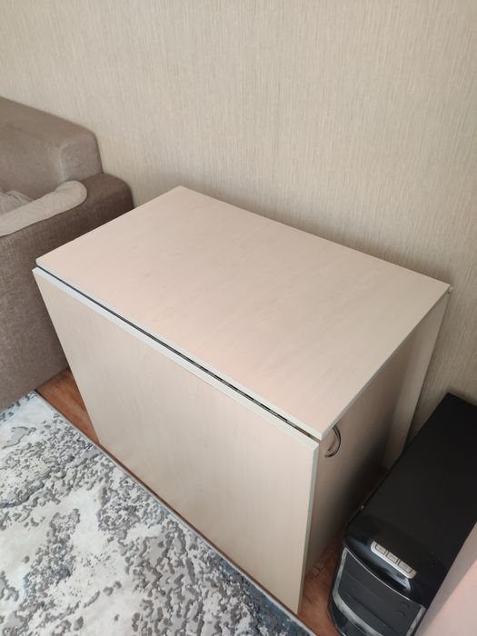 Стол книжка с полками внутри