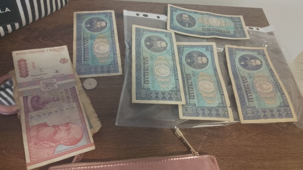 Vând bancnote vechi.