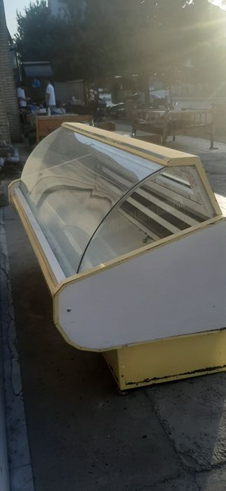 Vitrina haladilnik ishlashi zur kurinishi chiroyli oynelari butun kuri