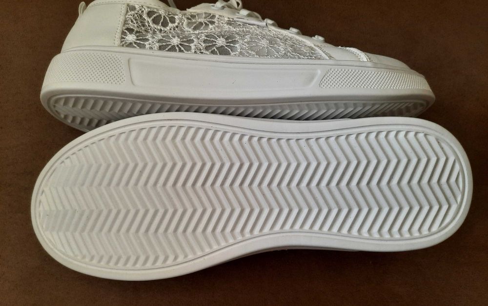 Нови дамски сандали в леопардов принт и бели летни обувки с дантела.