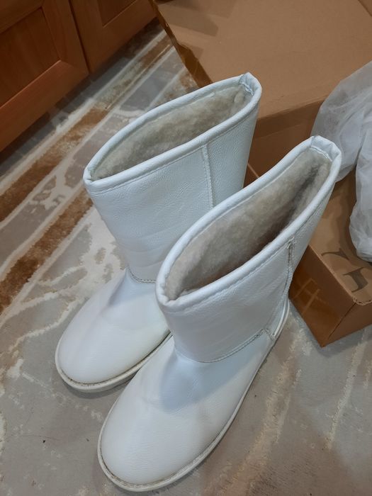 Продам белые уги б/у