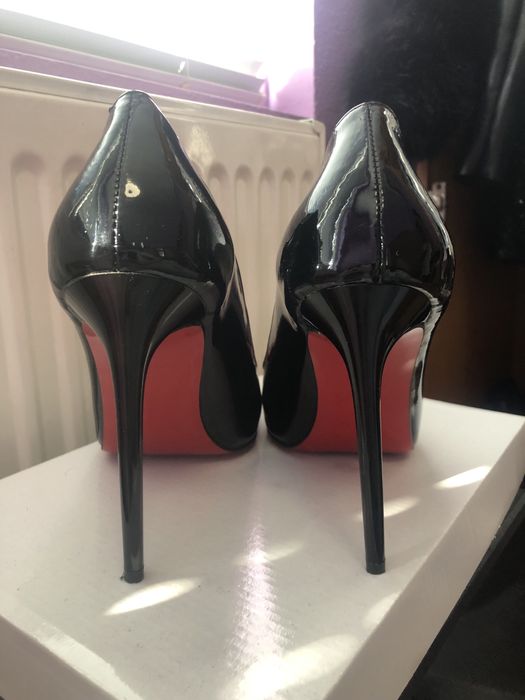 Черни високи токчета