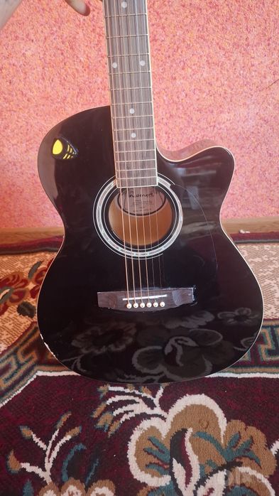 Srochni gitara sotiladi