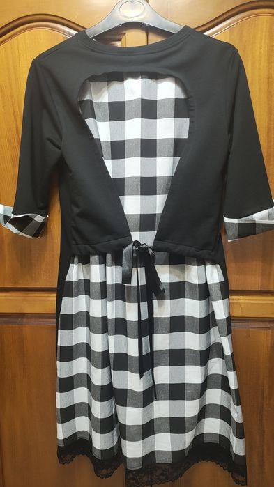 Рокля с интересен гръб