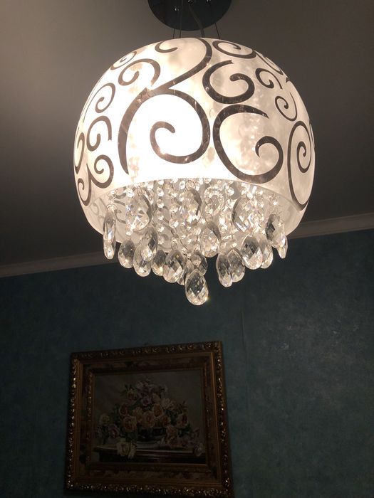 Красивая люстра с подвесками